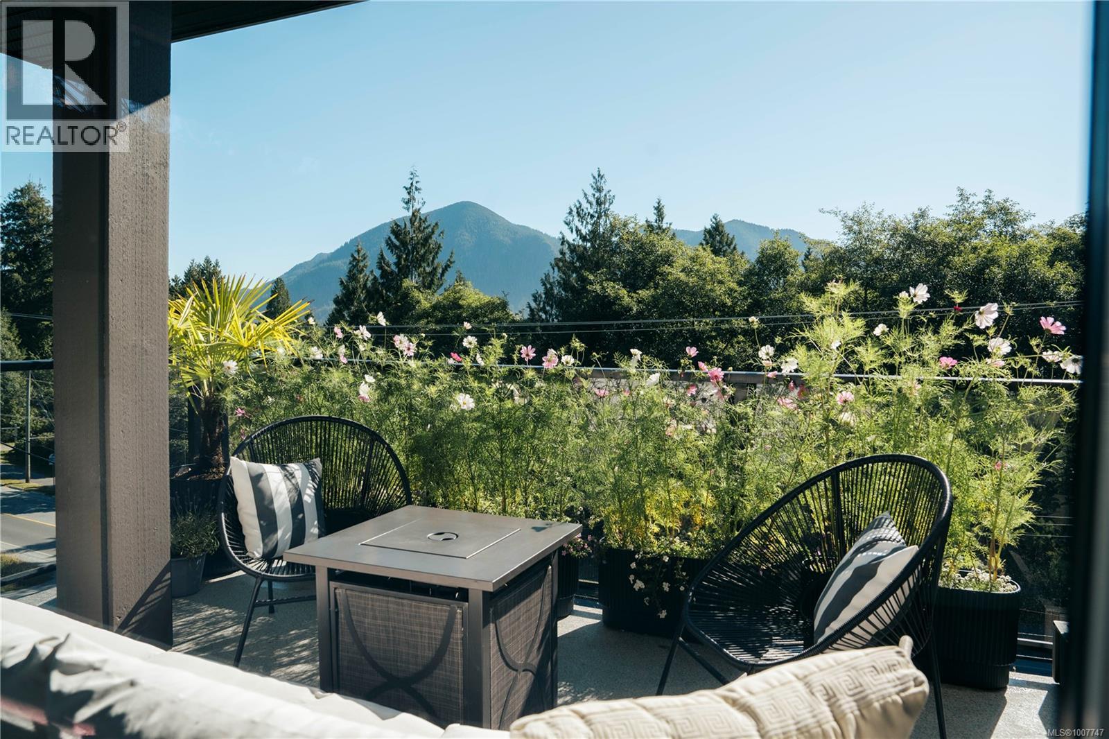 306 700 Yew Wood Rd, Tofino