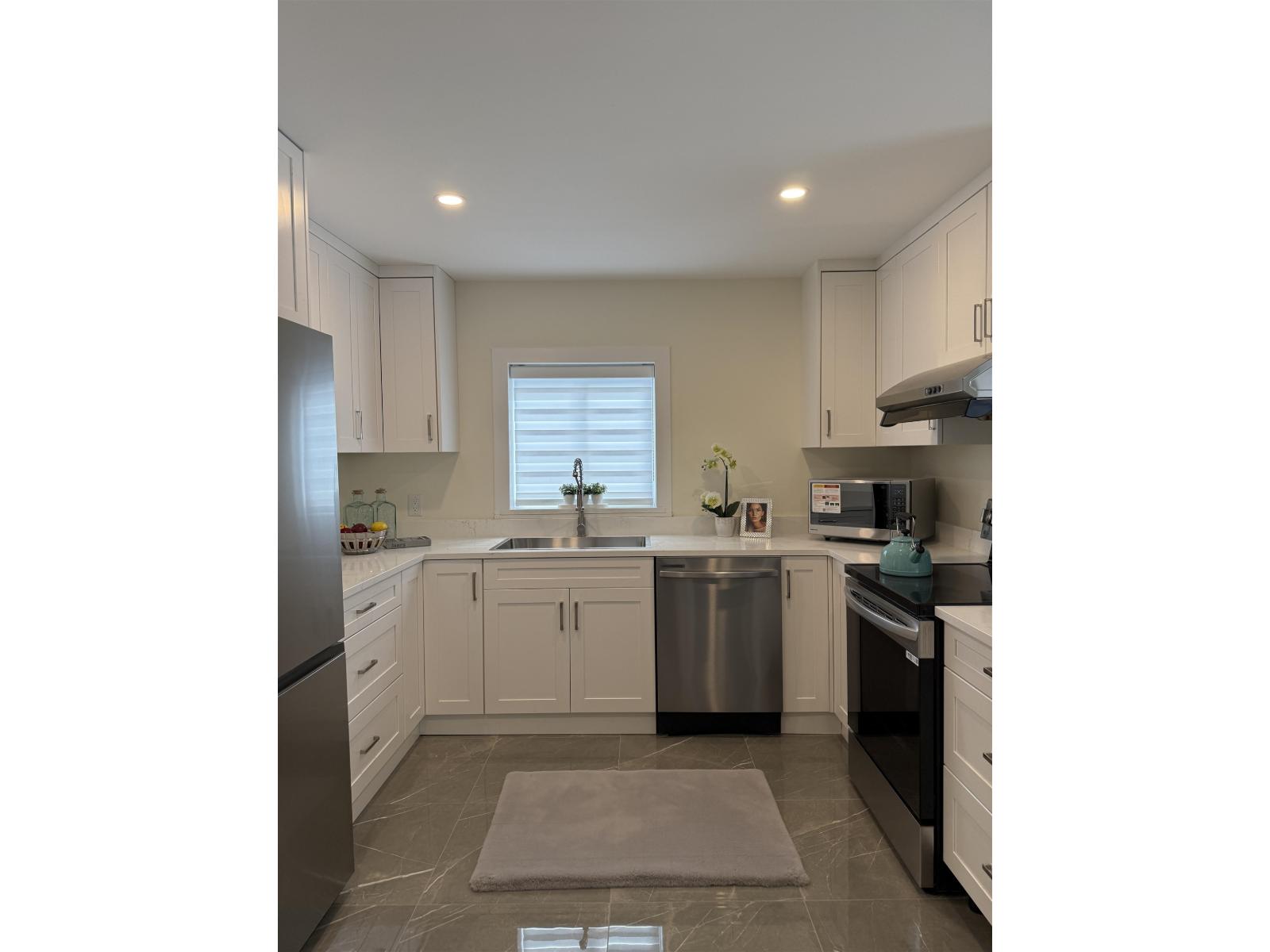 15962 NORTH BLUFF ROAD, White Rock