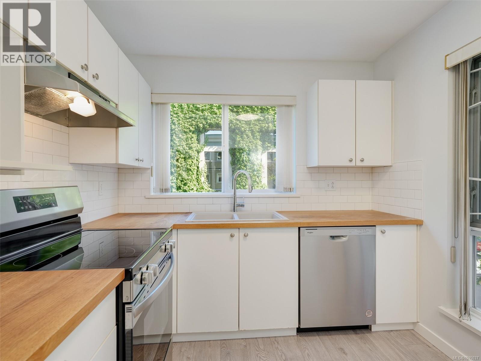 304 649 Bay St, Victoria