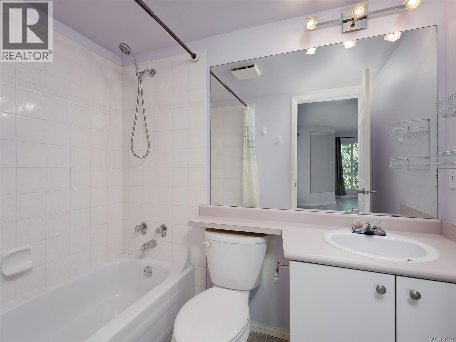 304 649 Bay St, Victoria
