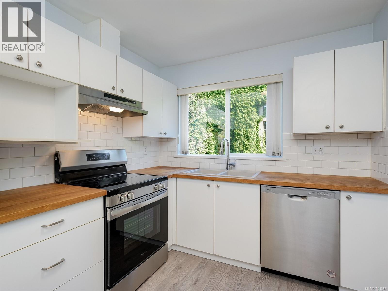 304 649 Bay St, Victoria