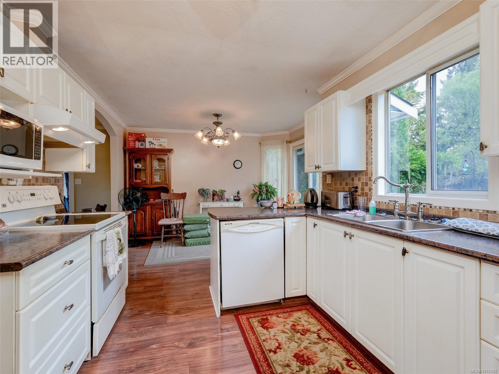 1033 Goldstream Ave, Langford