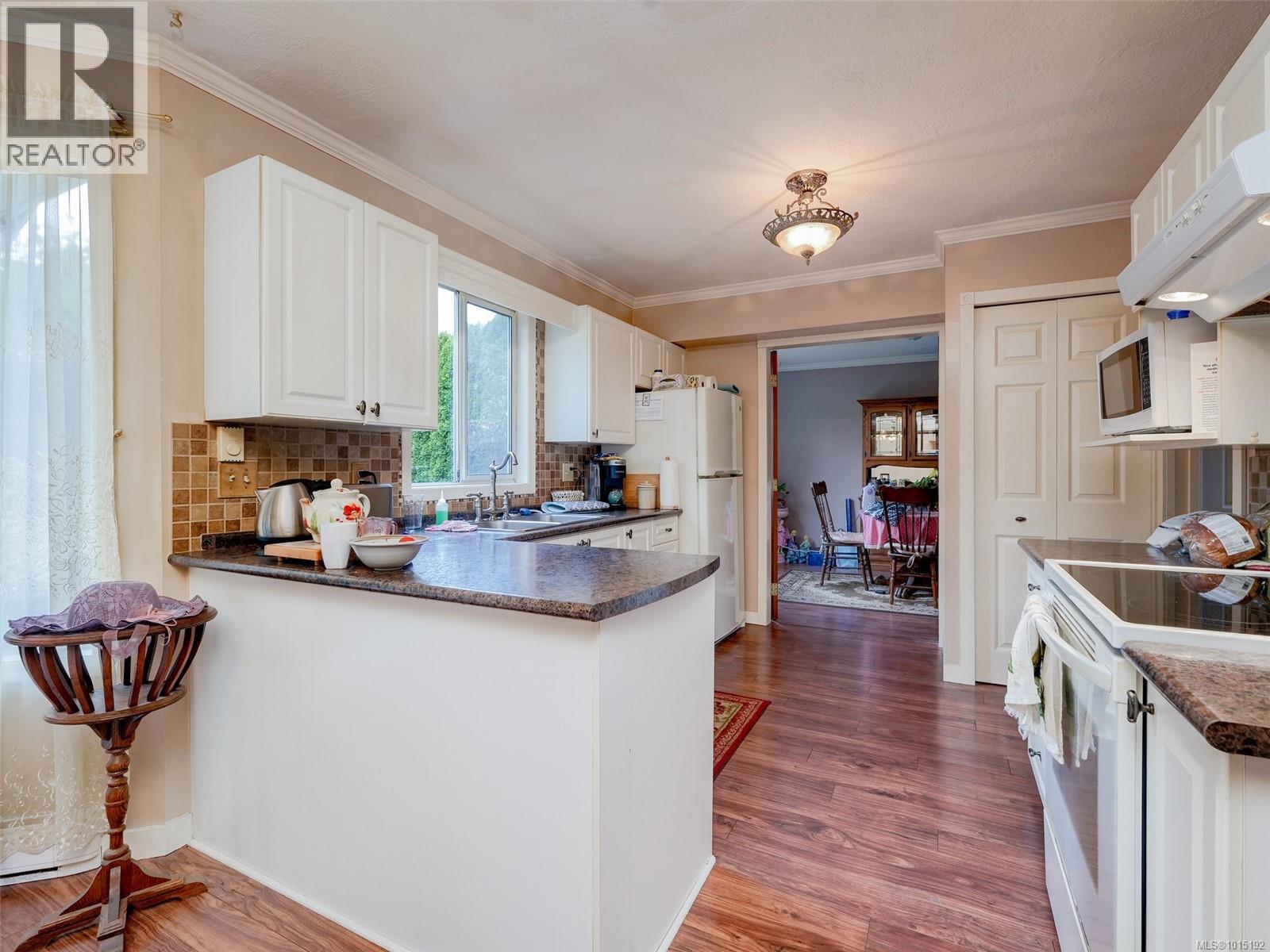 1033 Goldstream Ave, Langford
