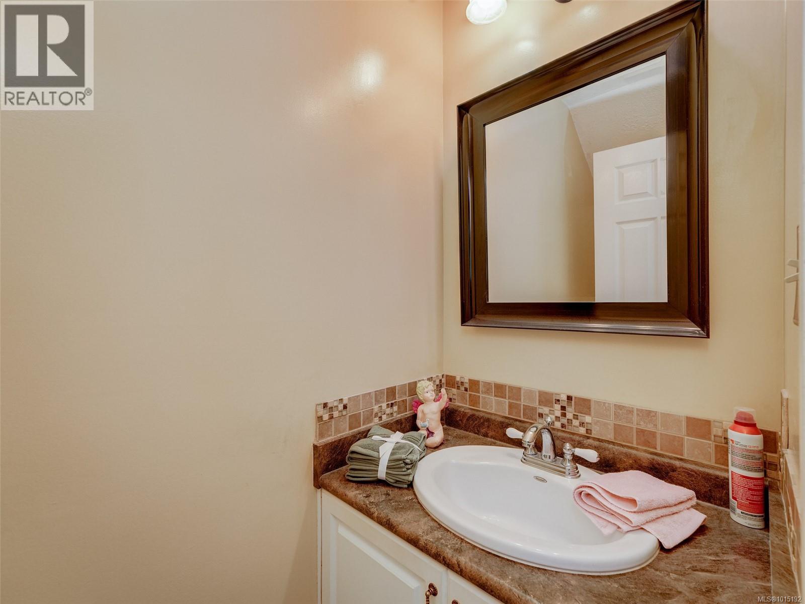 1033 Goldstream Ave, Langford