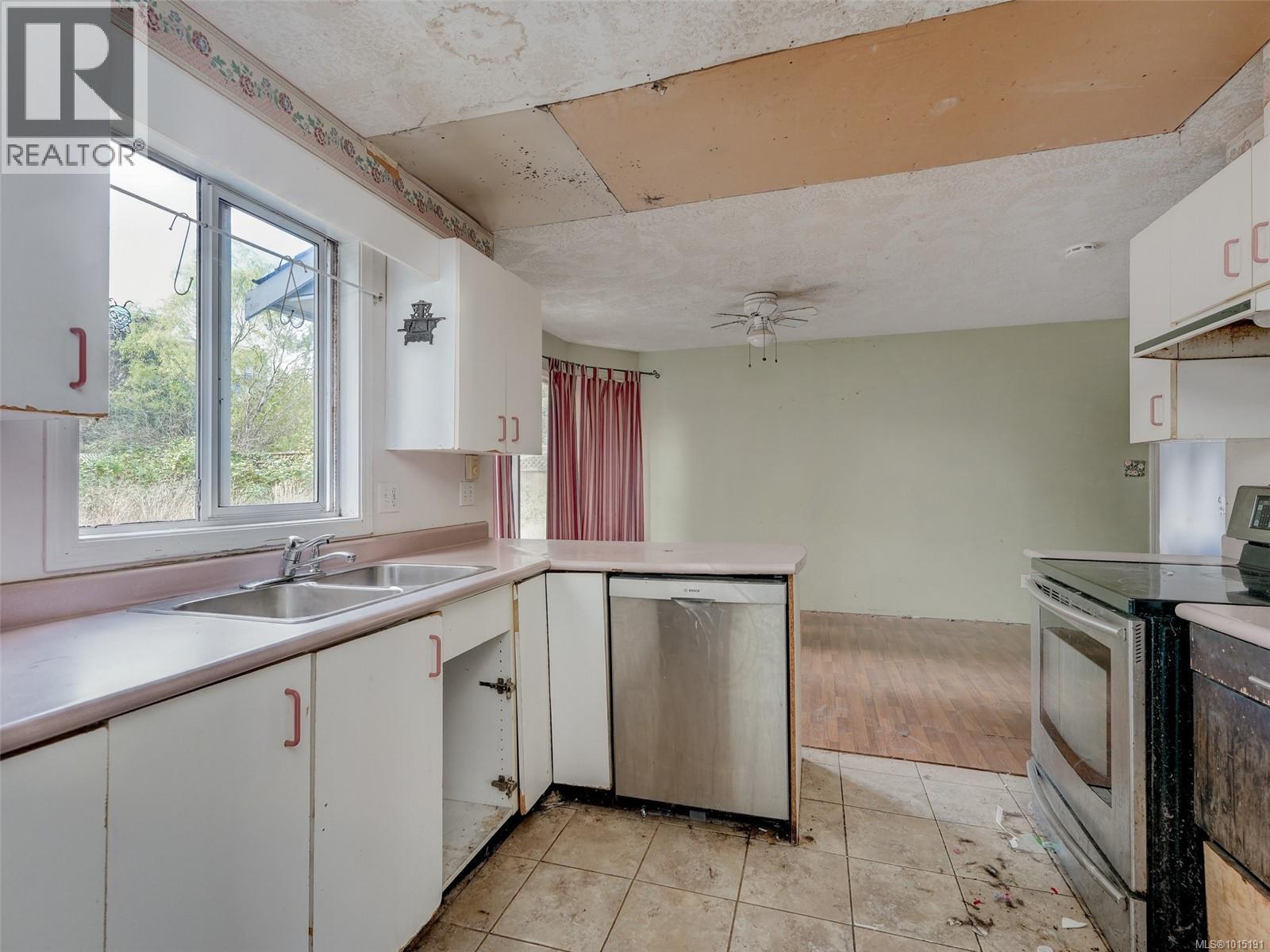 1031 Goldstream Ave, Langford