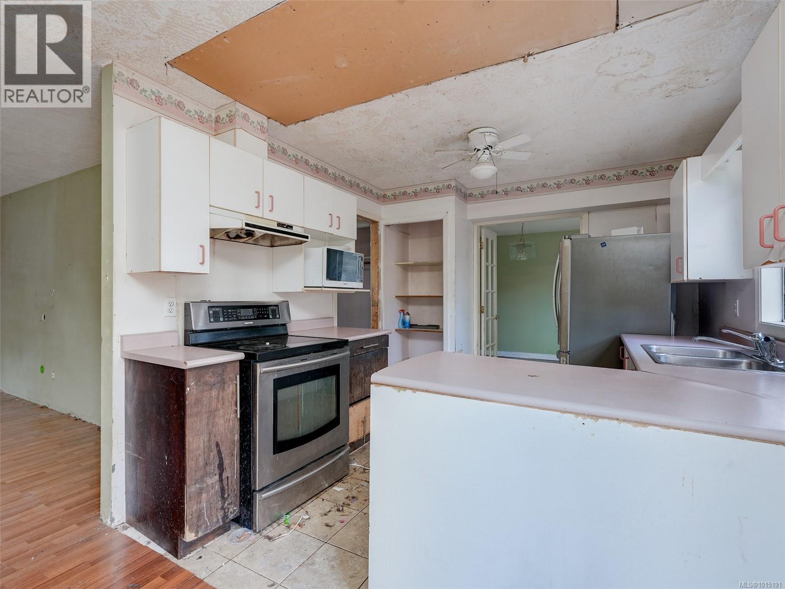 1031 Goldstream Ave, Langford