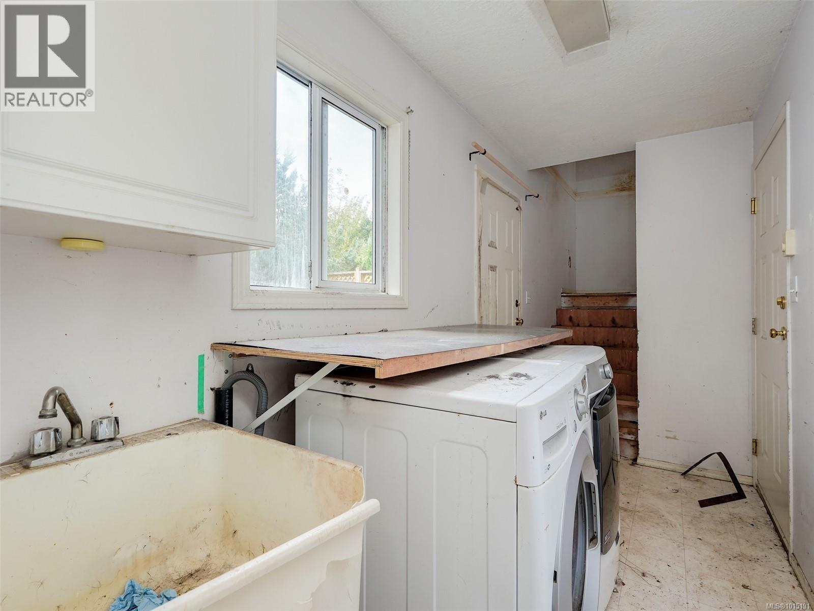 1031 Goldstream Ave, Langford