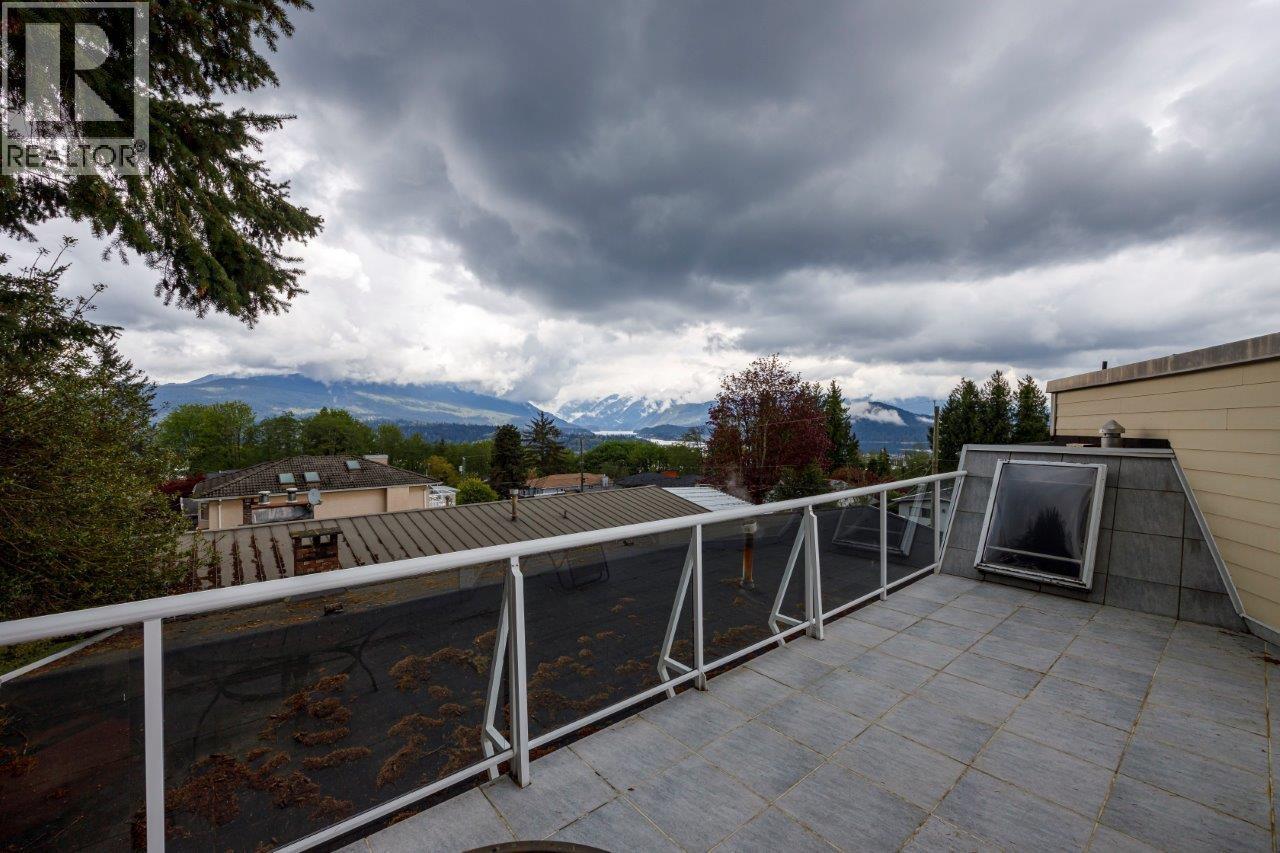 26 N STRATFORD AVENUE, Burnaby