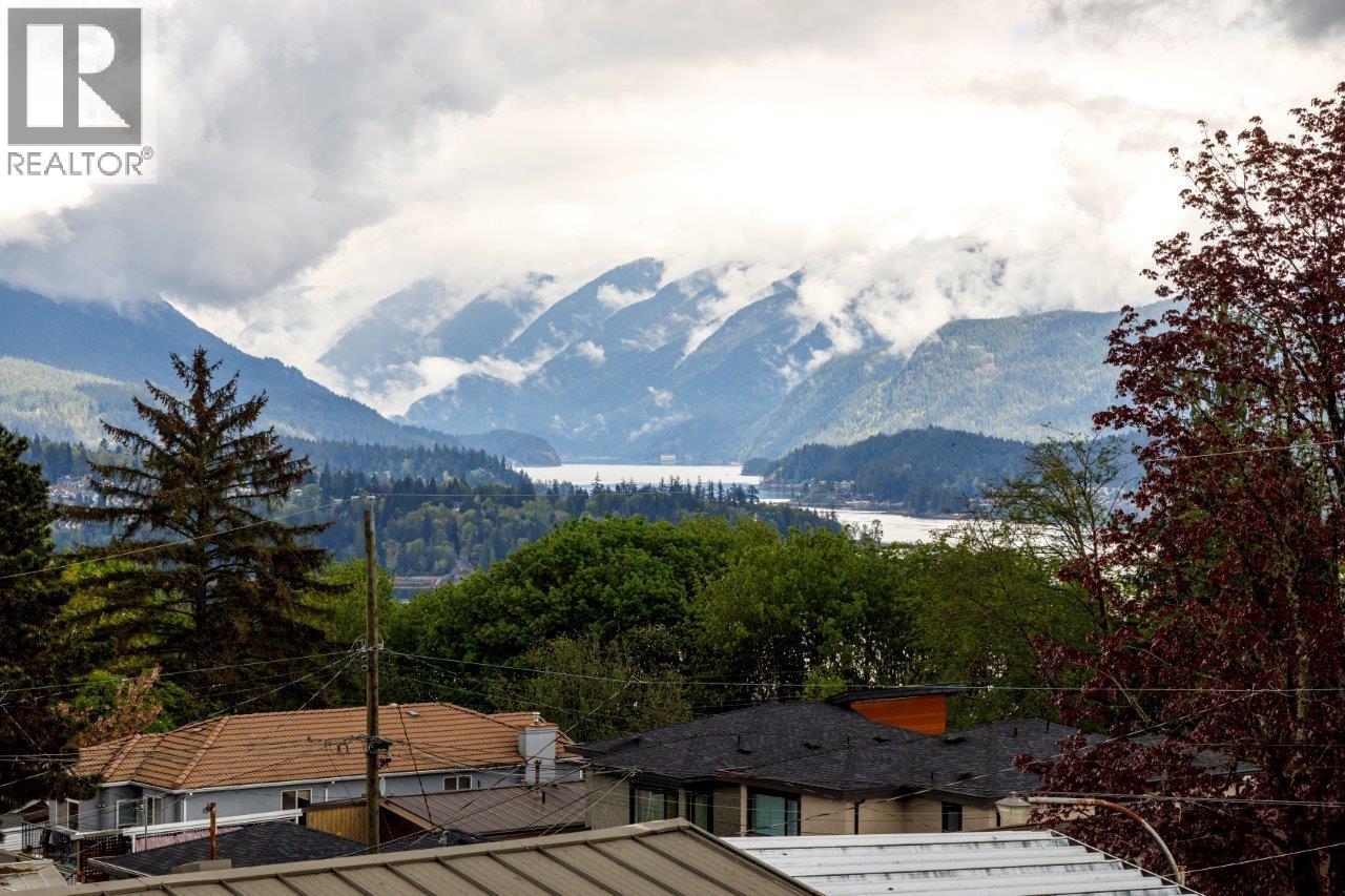 26 N STRATFORD AVENUE, Burnaby
