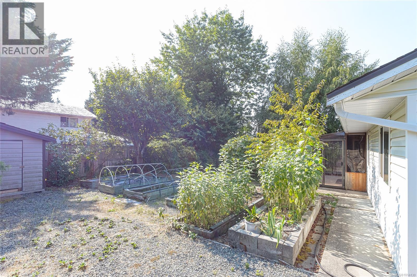 548 Hawthorne Dr, Qualicum Beach