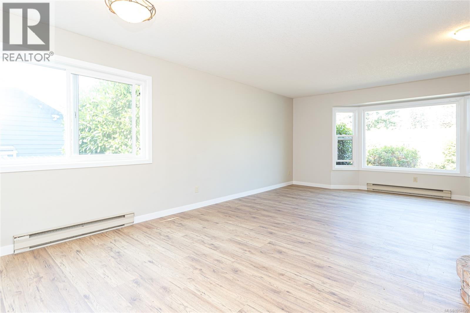 548 Hawthorne Dr, Qualicum Beach