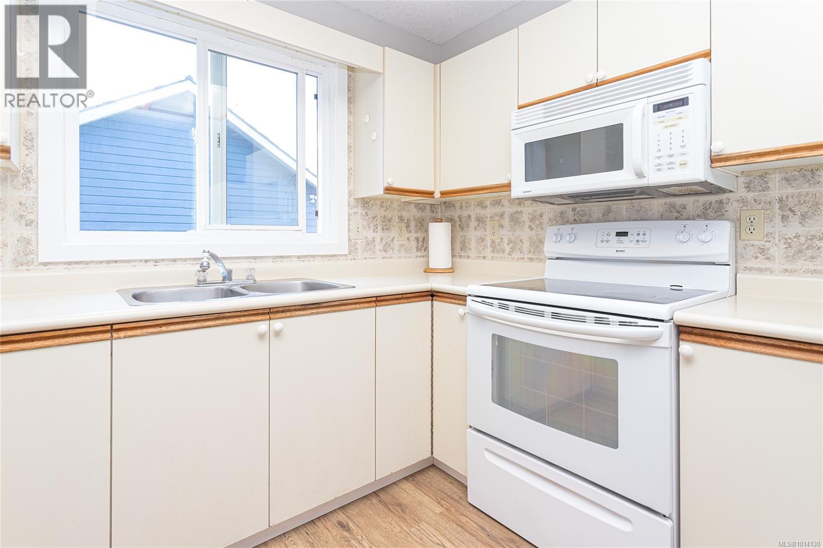 548 Hawthorne Dr, Qualicum Beach