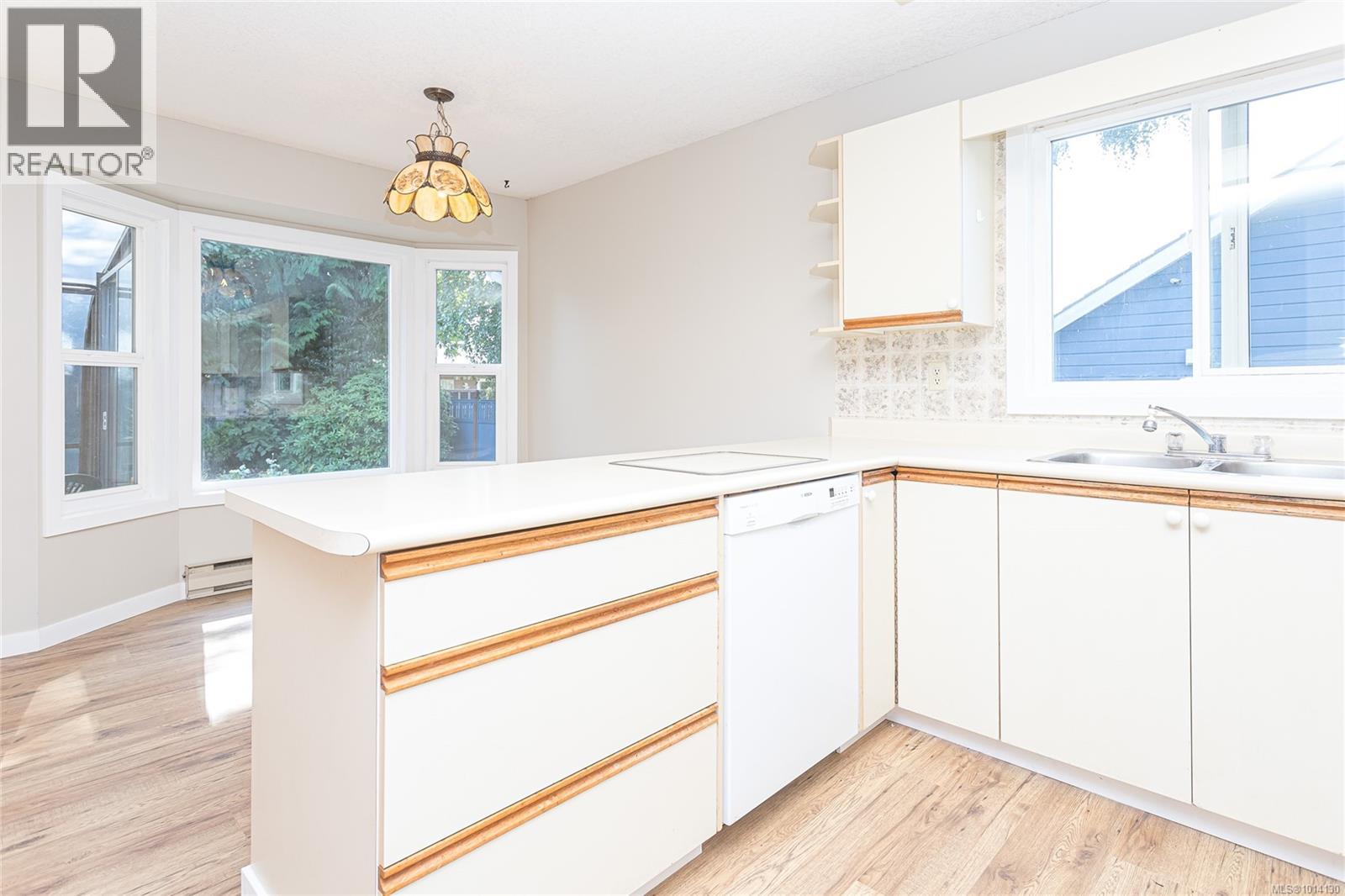 548 Hawthorne Dr, Qualicum Beach