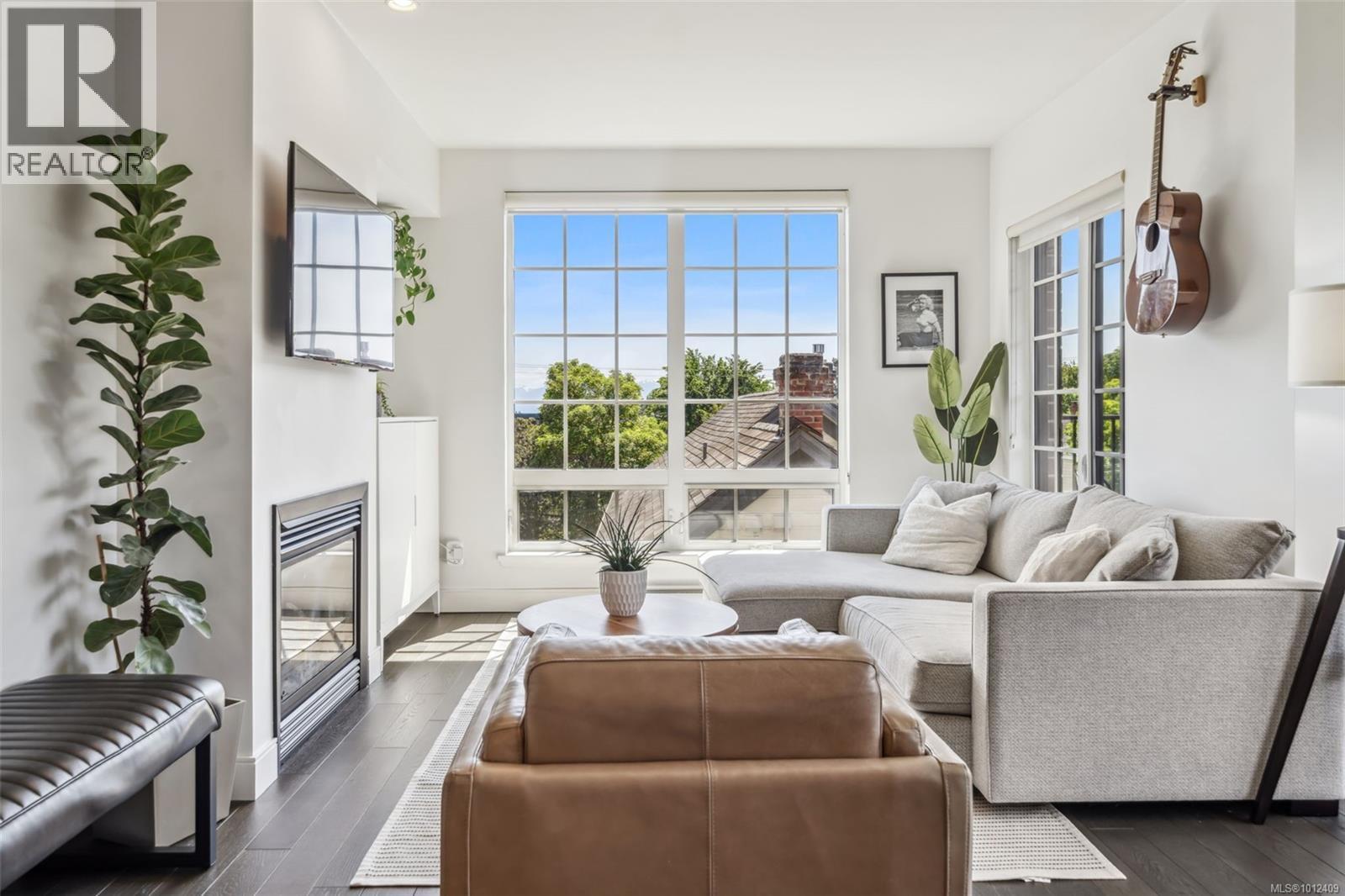 304 1011 Burdett Avenue, Victoria
