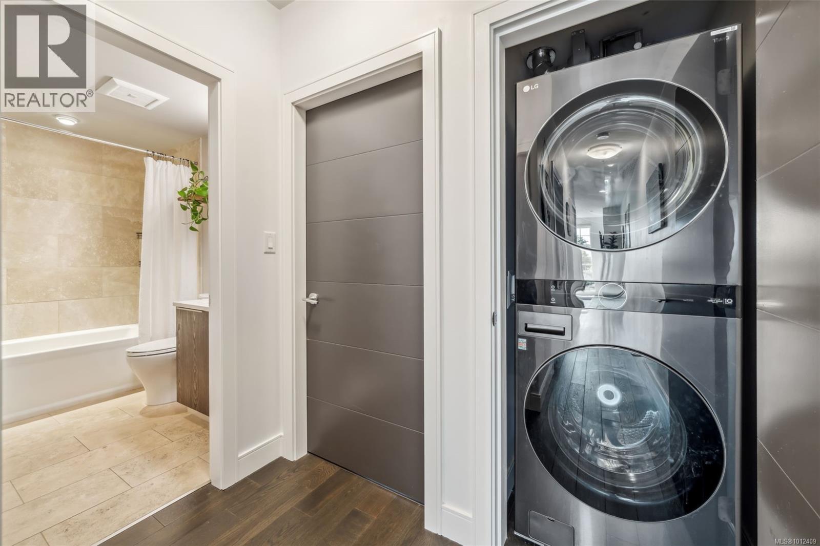 304 1011 Burdett Avenue, Victoria