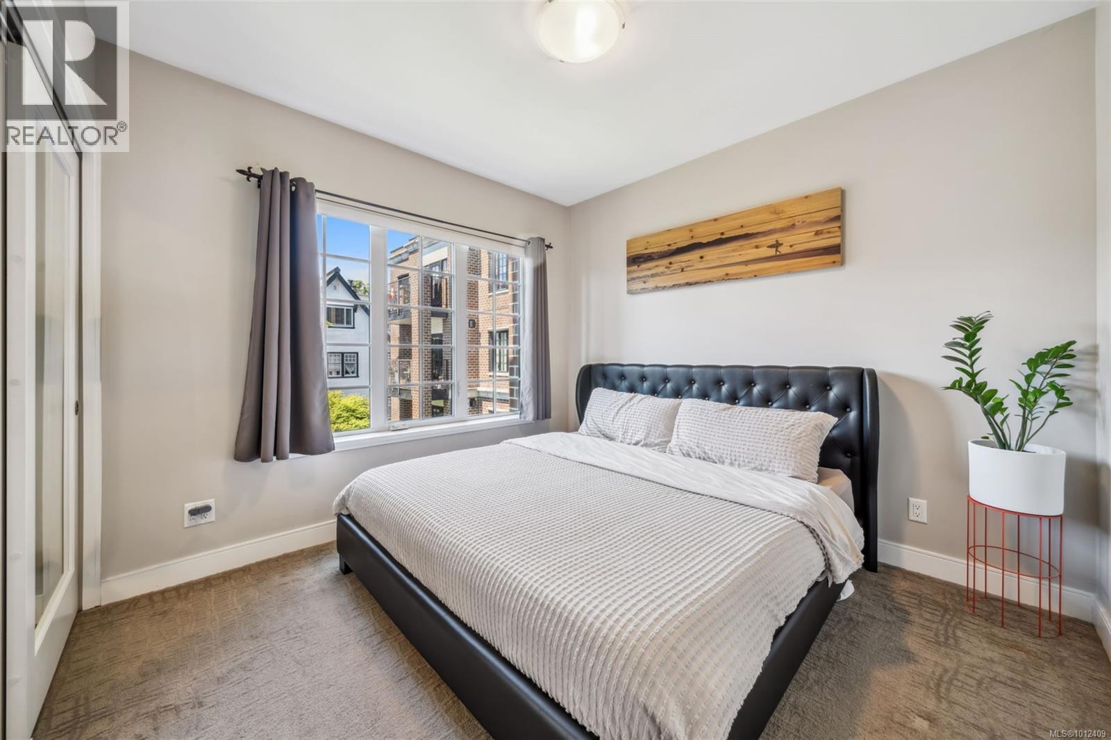 304 1011 Burdett Avenue, Victoria