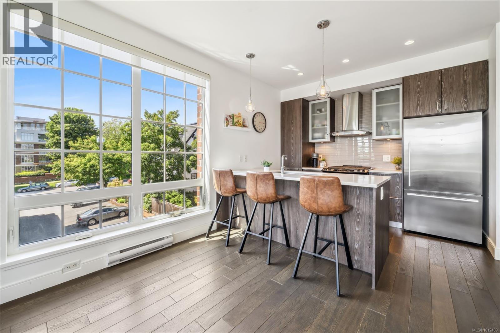 304 1011 Burdett Avenue, Victoria