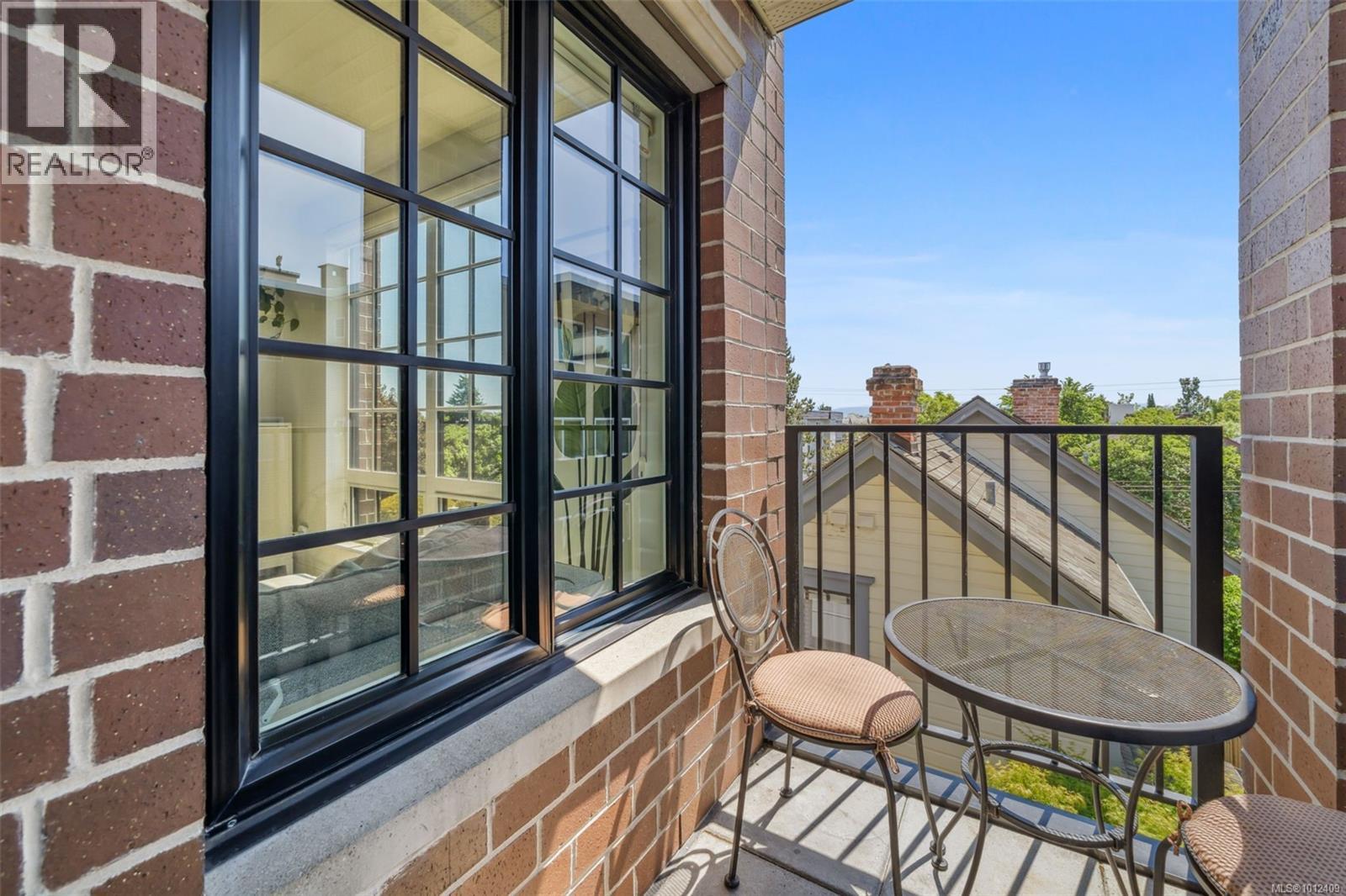 304 1011 Burdett Avenue, Victoria