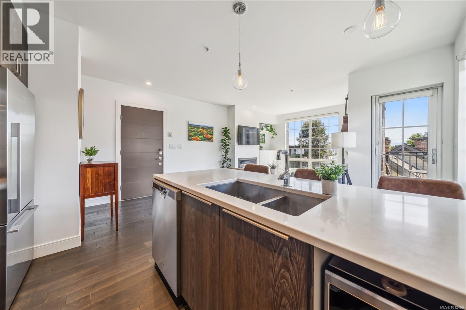304 1011 Burdett Avenue, Victoria