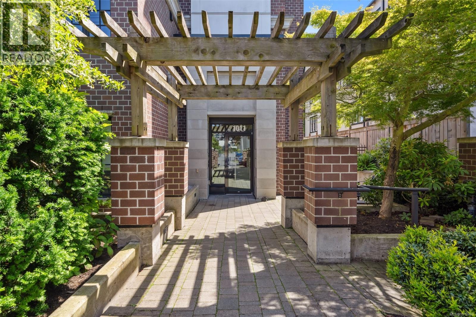 304 1011 Burdett Avenue, Victoria