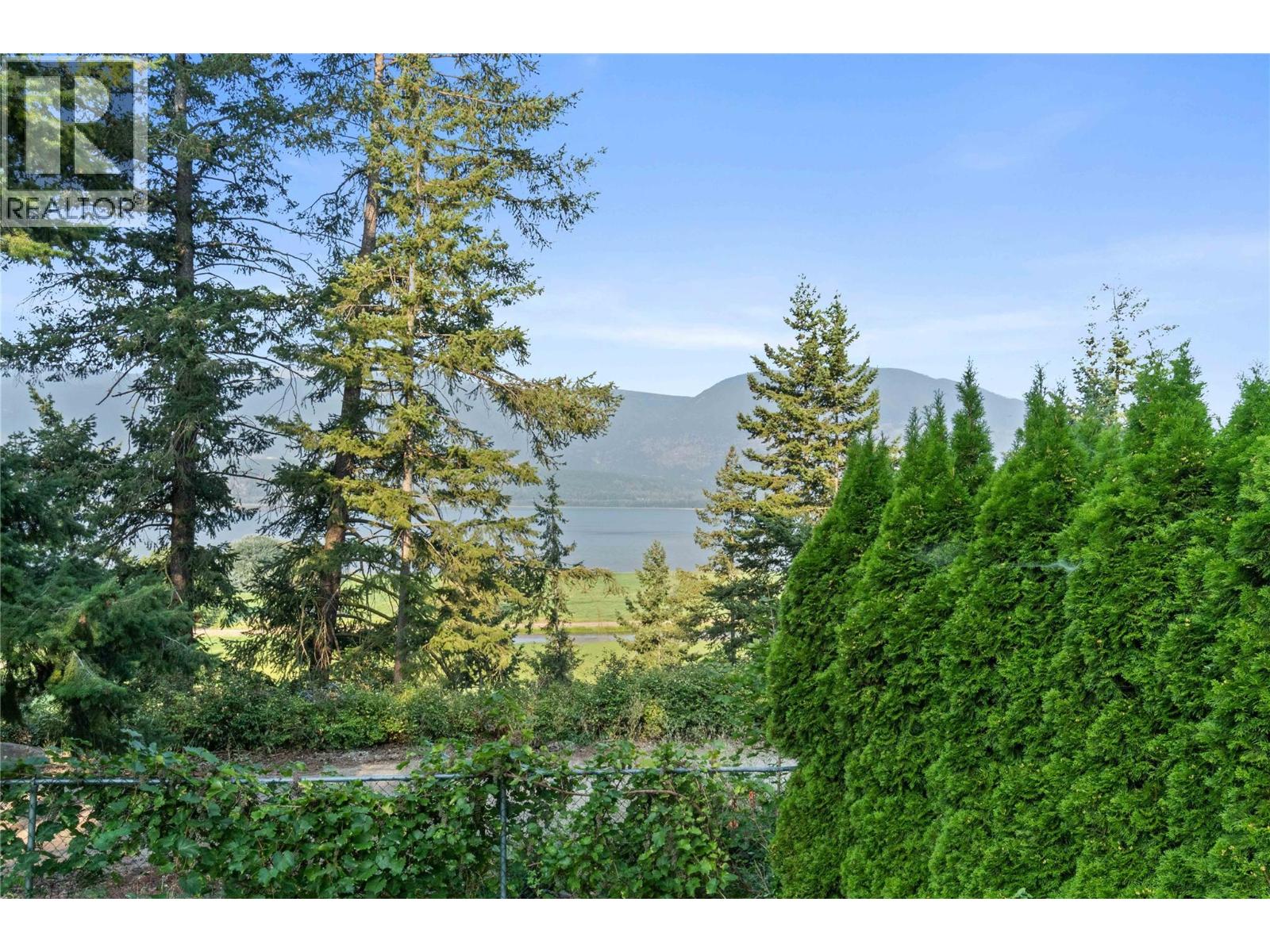  1541 20 Avenue Northeast, Salmon Arm