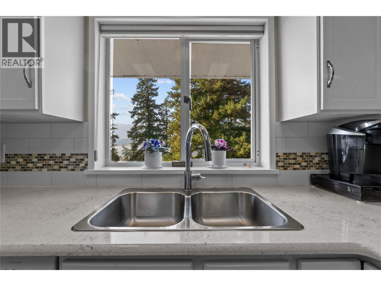  1541 20 Avenue Northeast, Salmon Arm