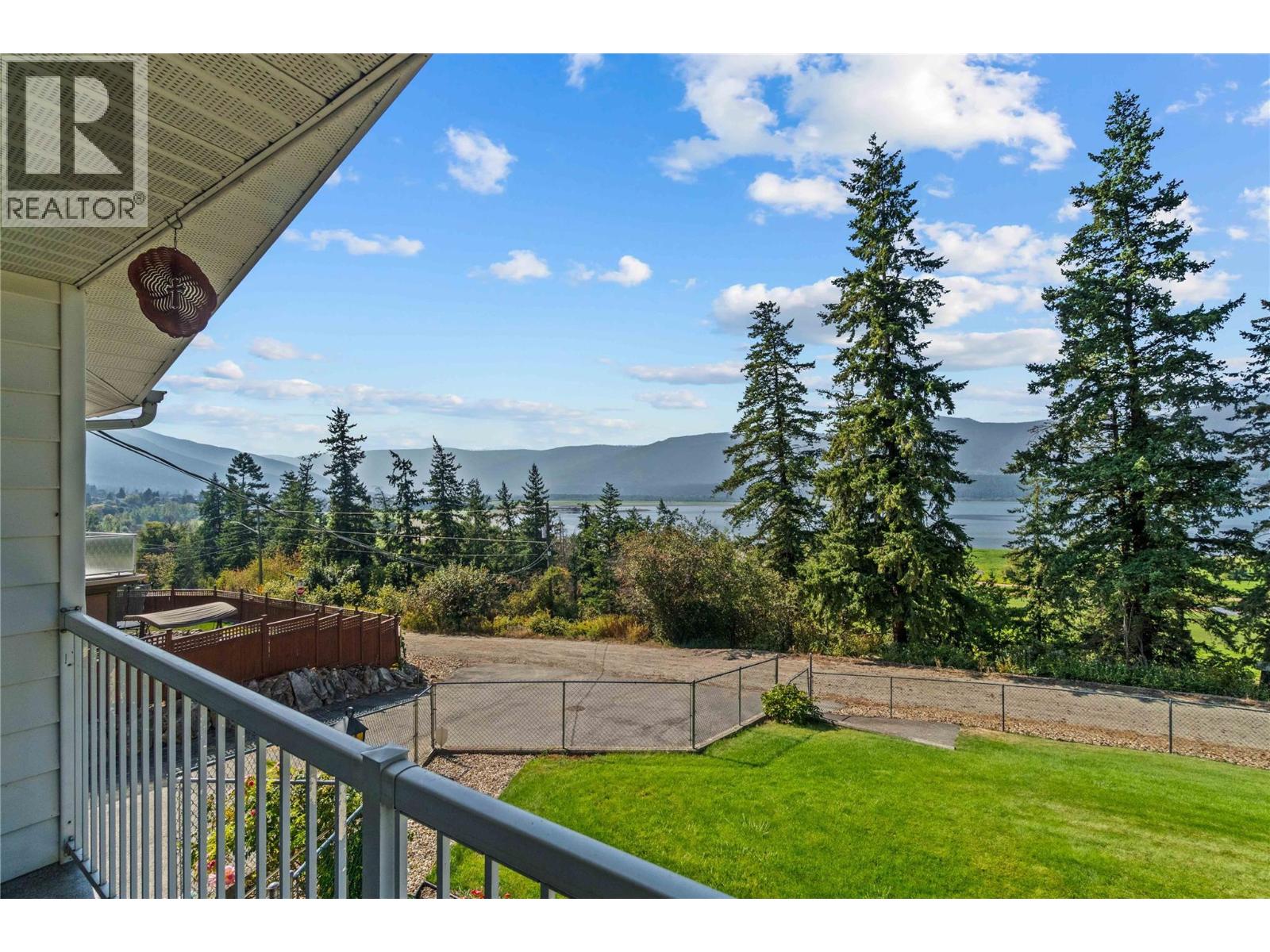  1541 20 Avenue Northeast, Salmon Arm