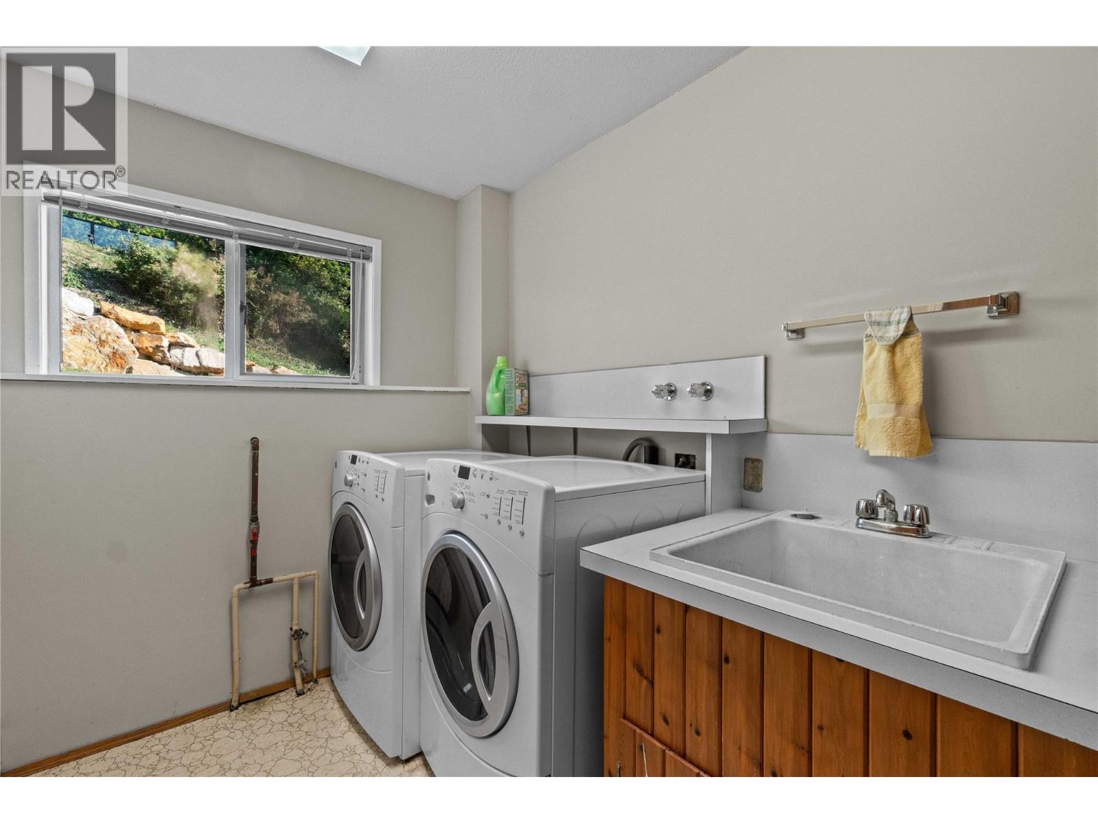  1541 20 Avenue Northeast, Salmon Arm