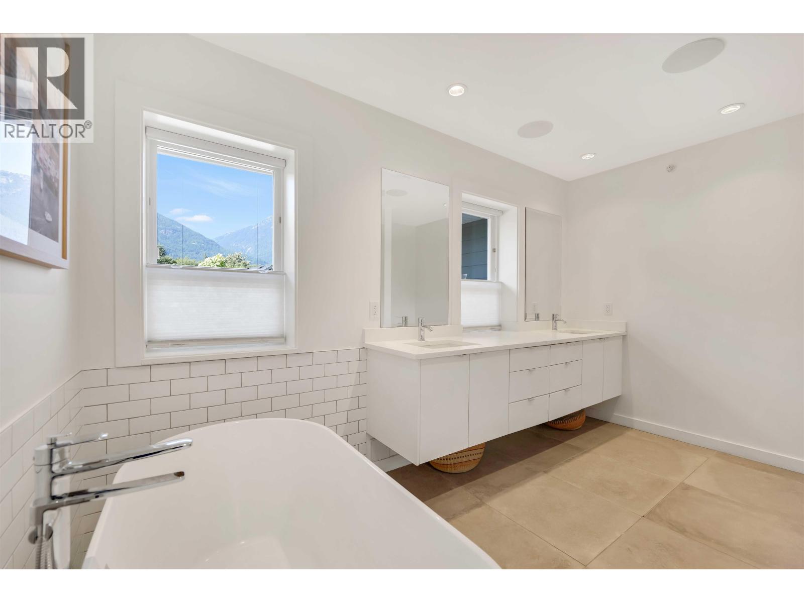 39140 CARDINAL DRIVE, Squamish