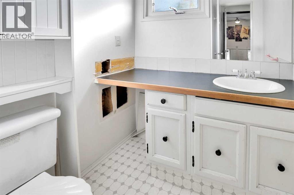 Single Family House Bi-level for Sale in  Rundlewood Drive NE Rundle Calgary 