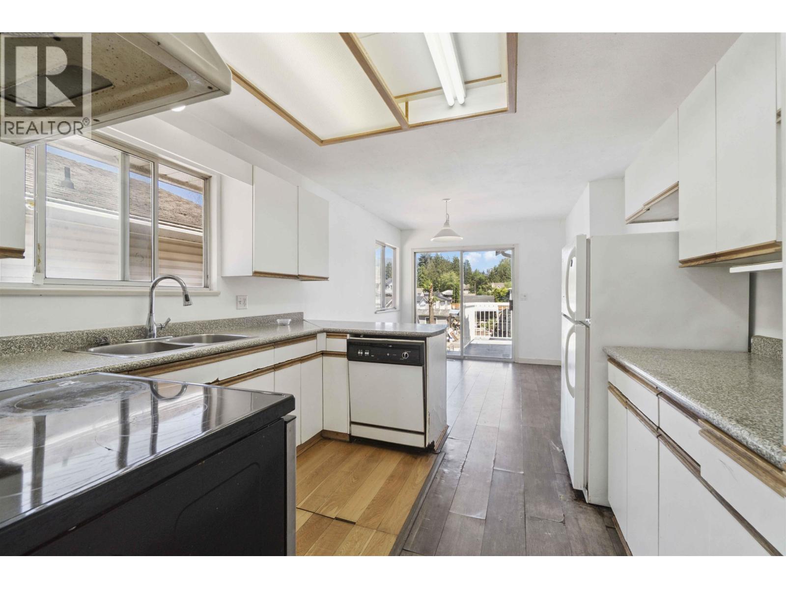 2569 DAVIES AVENUE, Port Coquitlam