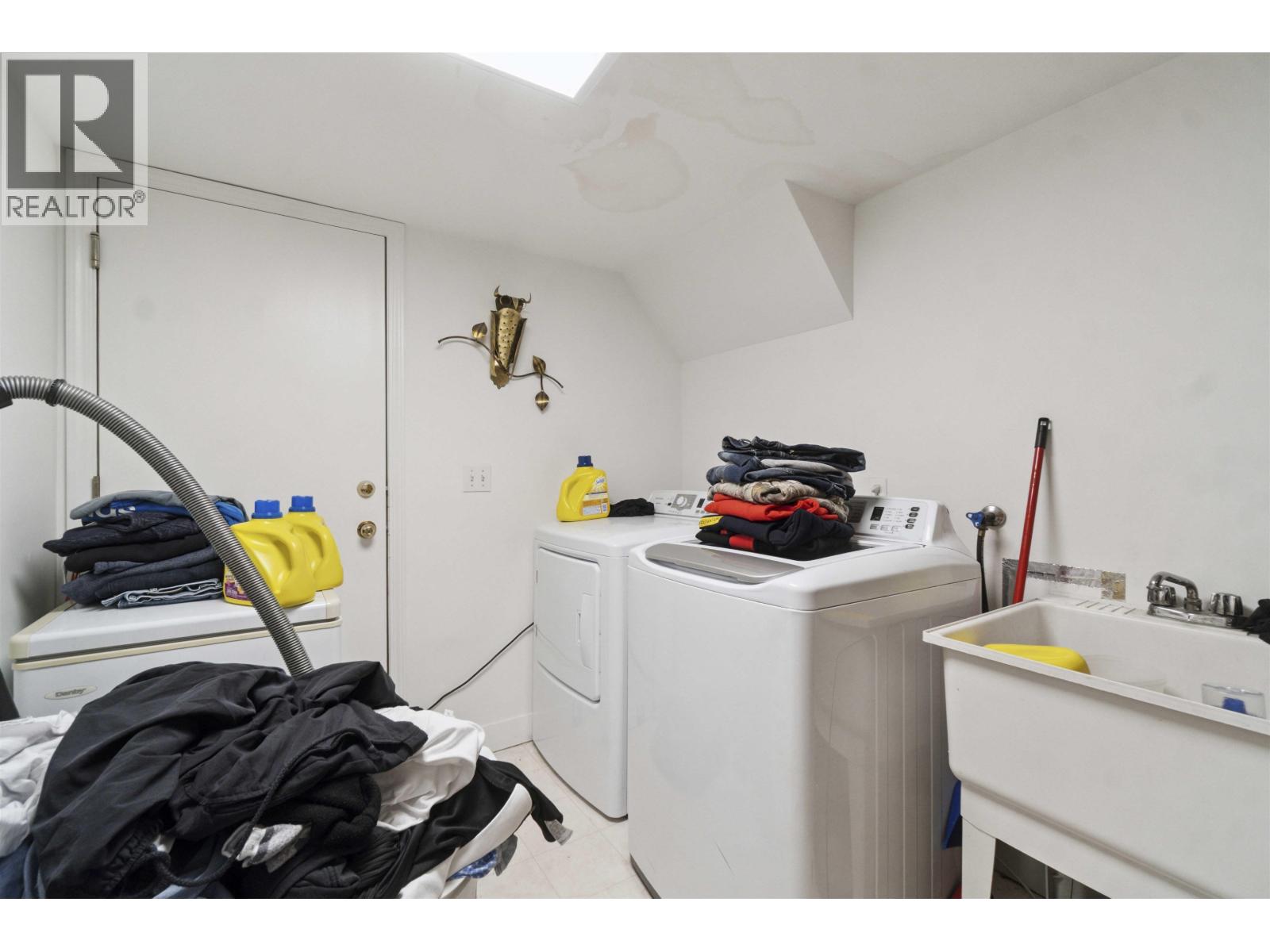 2569 DAVIES AVENUE, Port Coquitlam