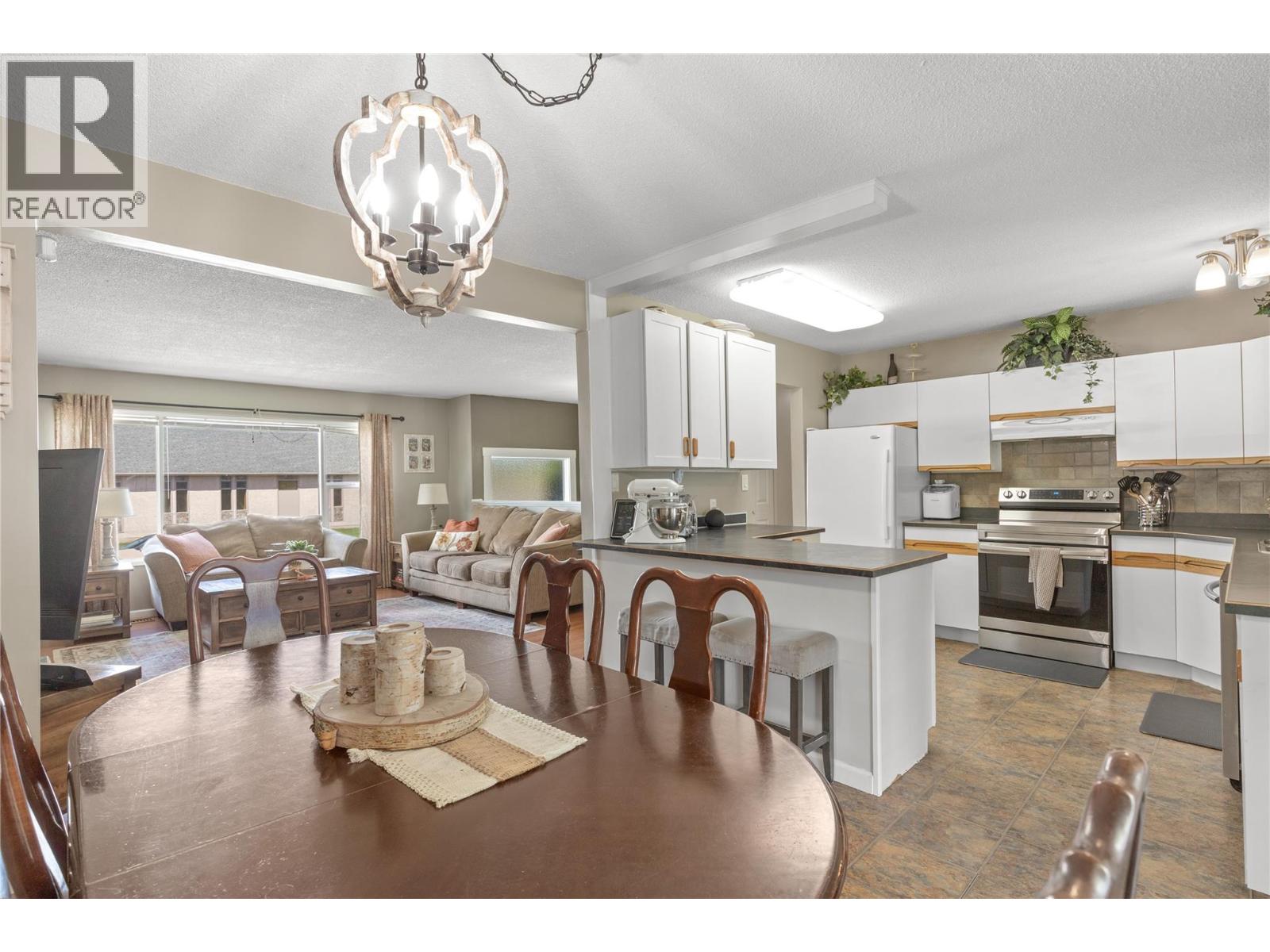 3735 Patten Crescent, Armstrong