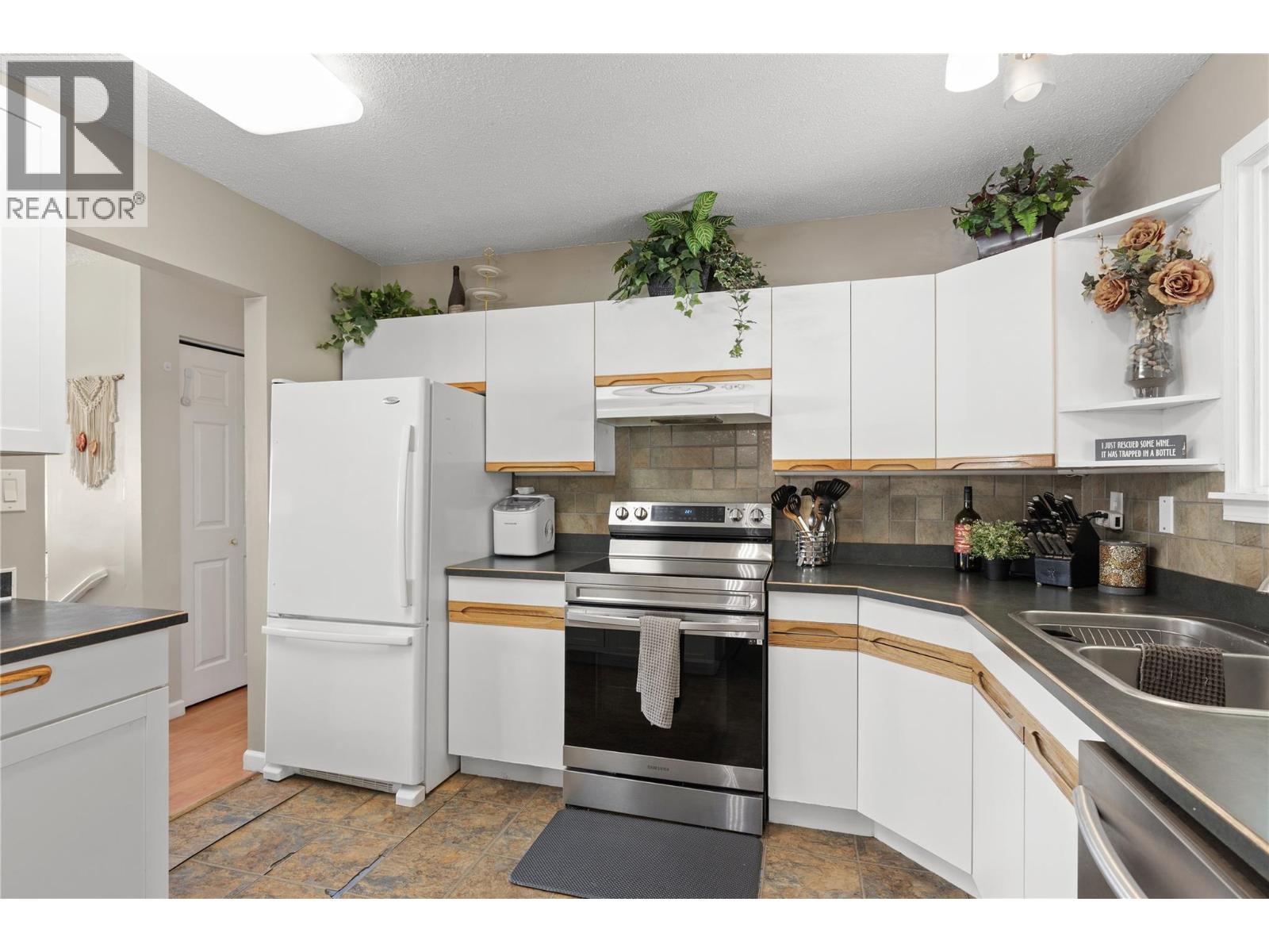 3735 Patten Crescent, Armstrong