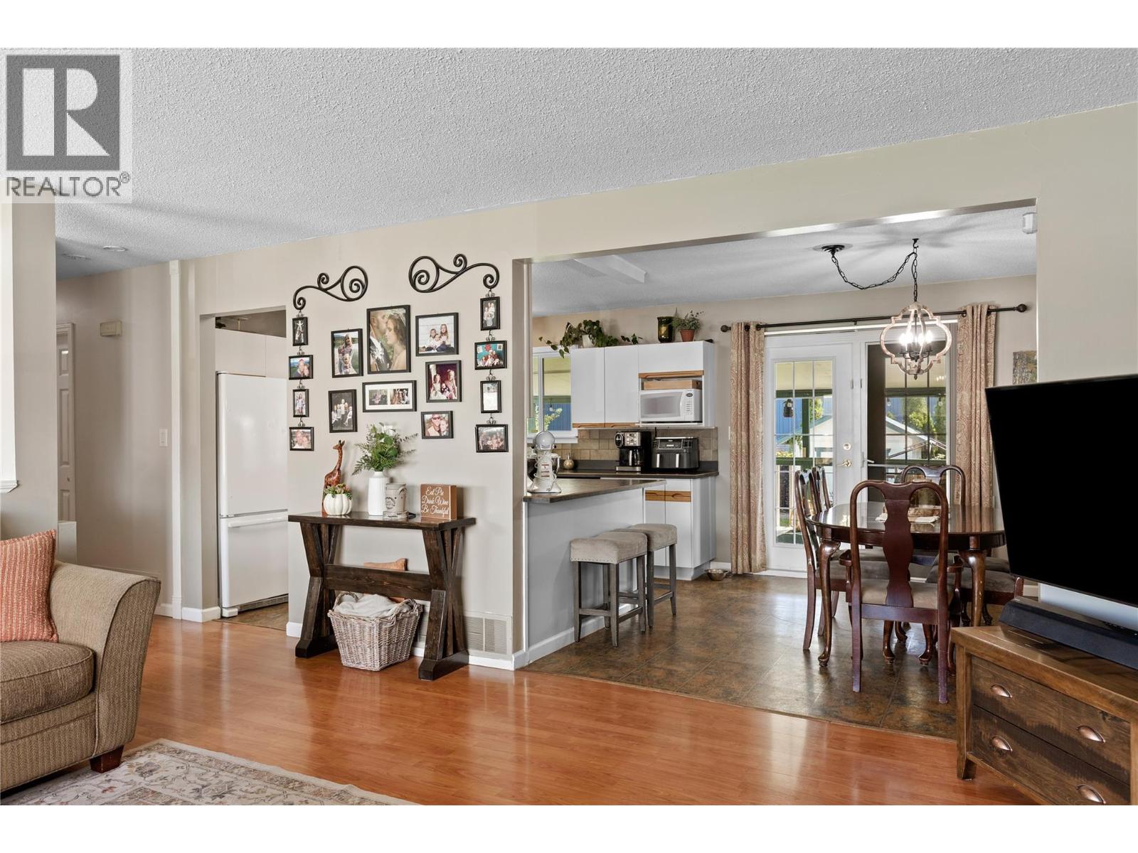 3735 Patten Crescent, Armstrong