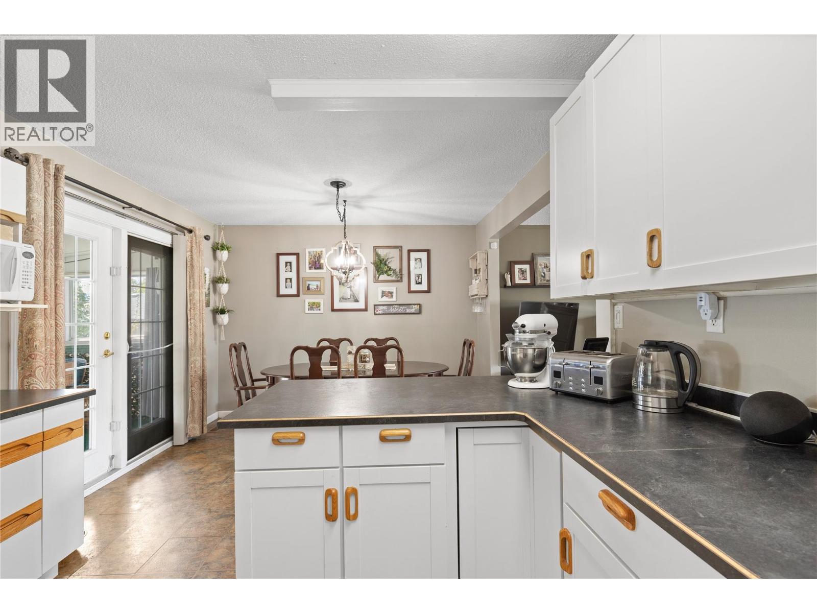 3735 Patten Crescent, Armstrong