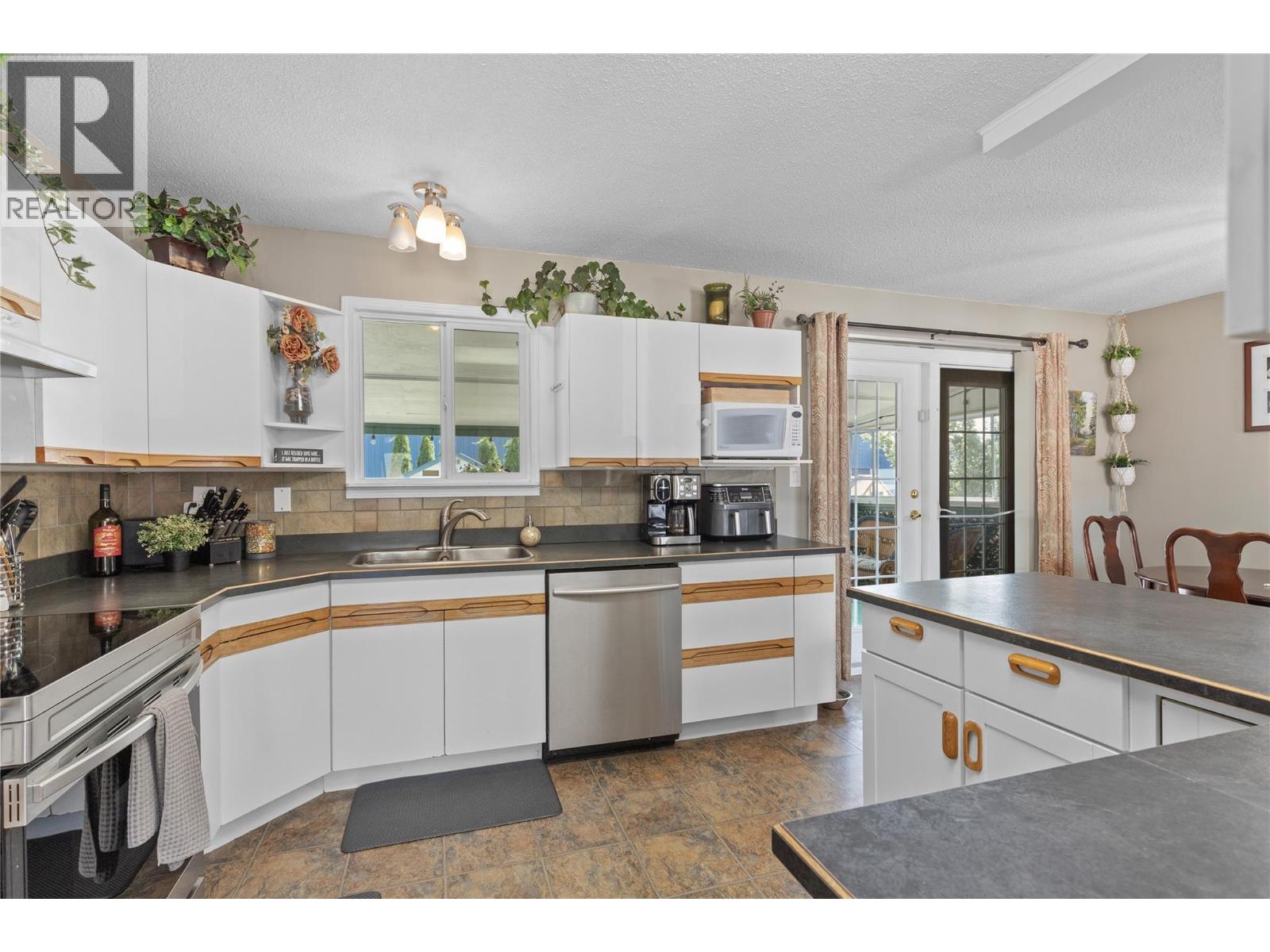 3735 Patten Crescent, Armstrong