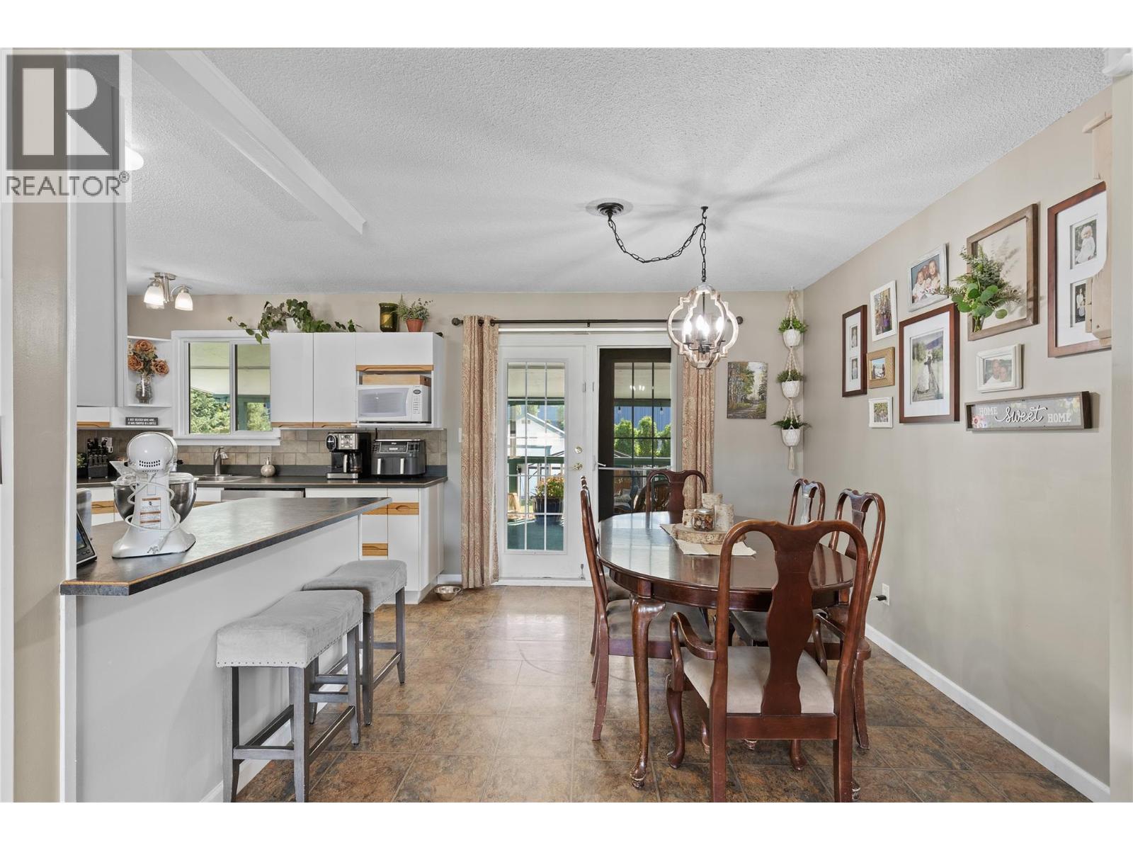 3735 Patten Crescent, Armstrong