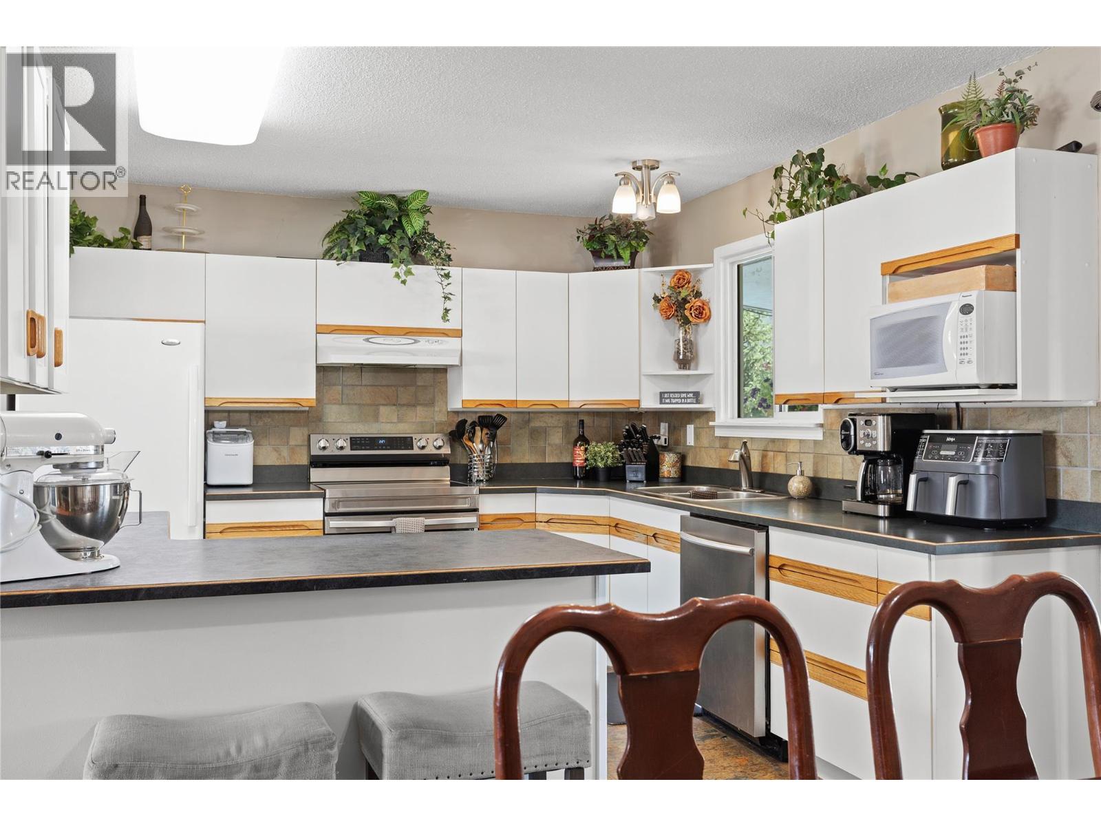 3735 Patten Crescent, Armstrong