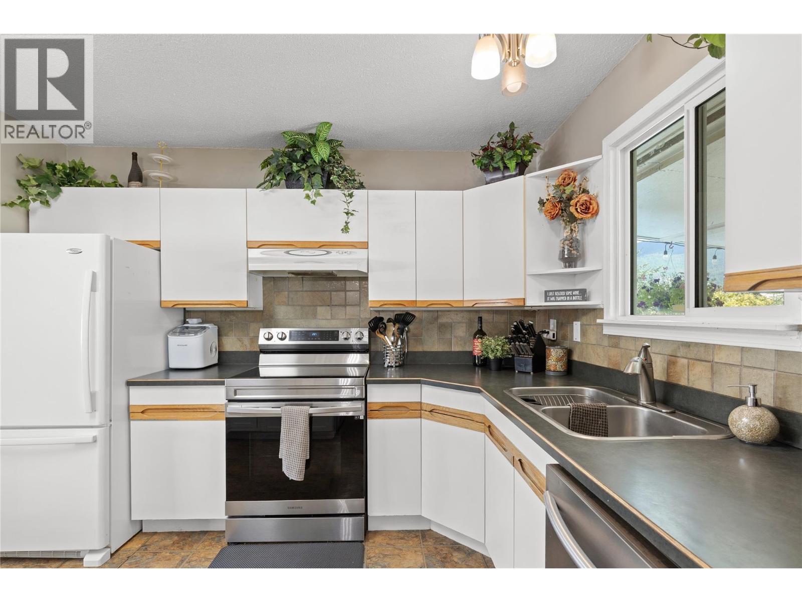 3735 Patten Crescent, Armstrong