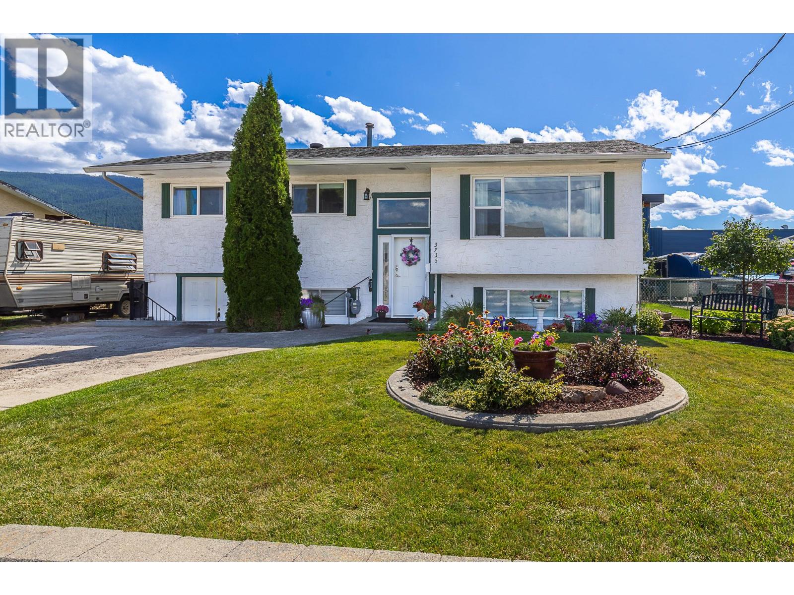 3735 Patten Crescent, Armstrong