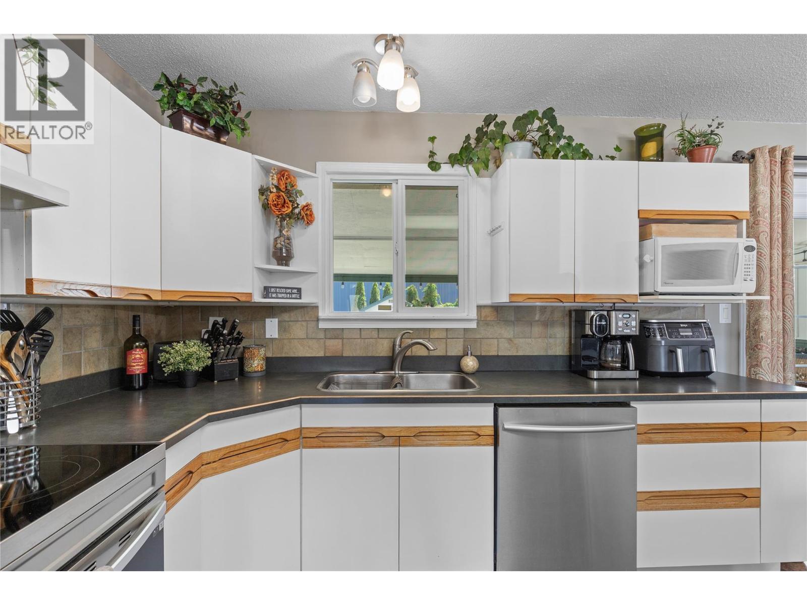 3735 Patten Crescent, Armstrong