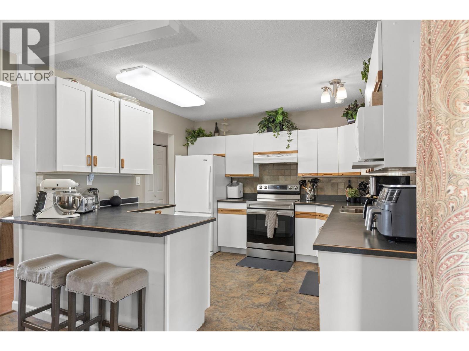 3735 Patten Crescent, Armstrong