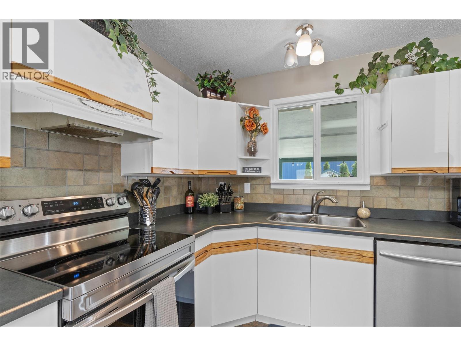 3735 Patten Crescent, Armstrong