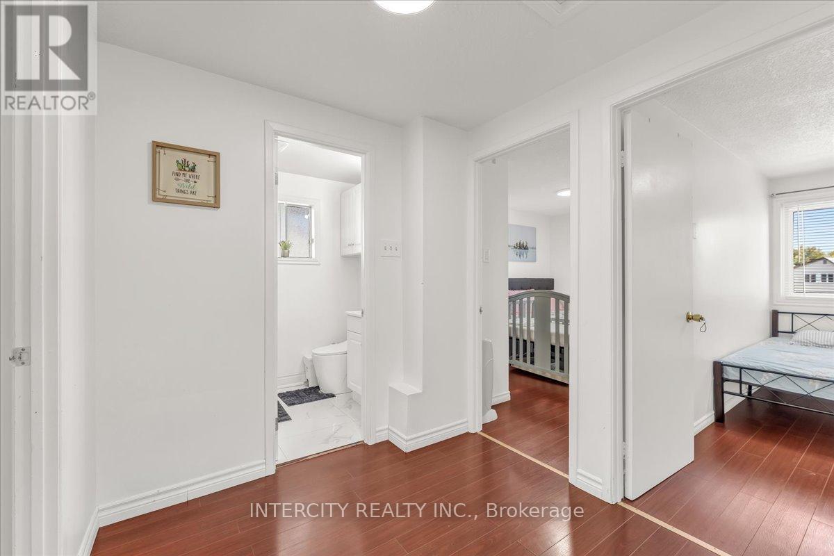 6 HEDLEY COURT - 17