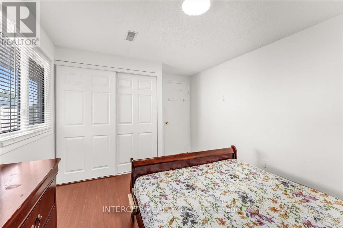 6 HEDLEY COURT - 21