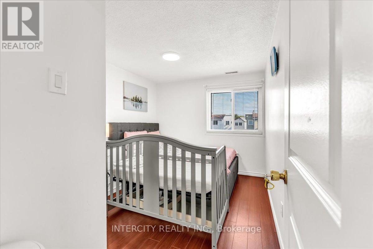 6 HEDLEY COURT - 22
