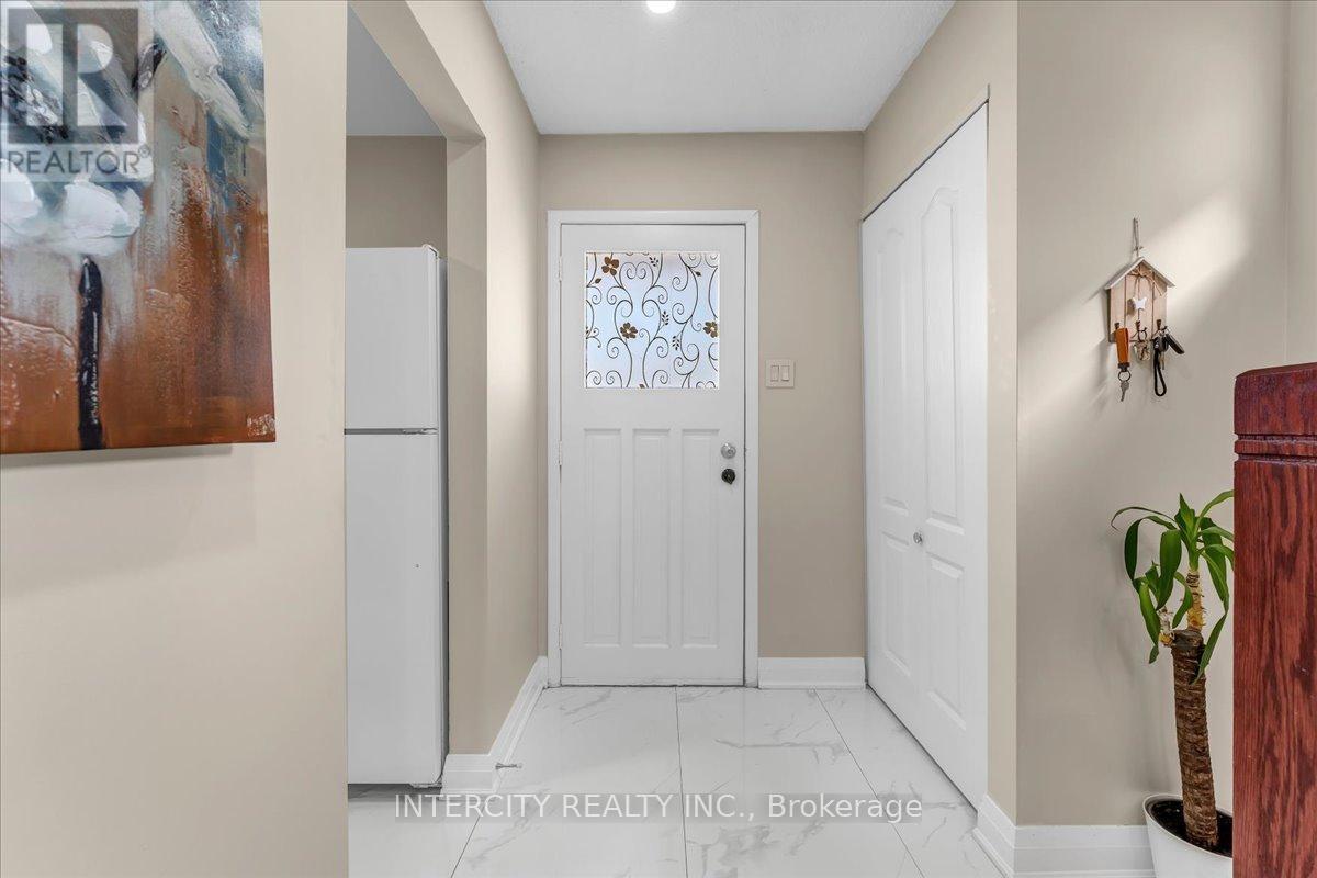 6 HEDLEY COURT - 6