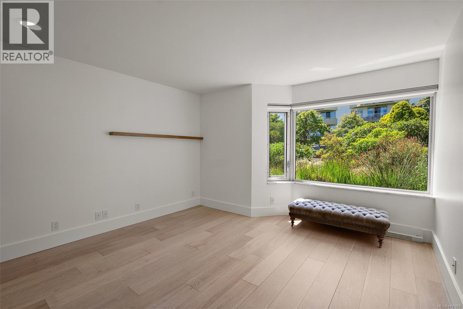 109 1370 Beach Drive, Oak Bay