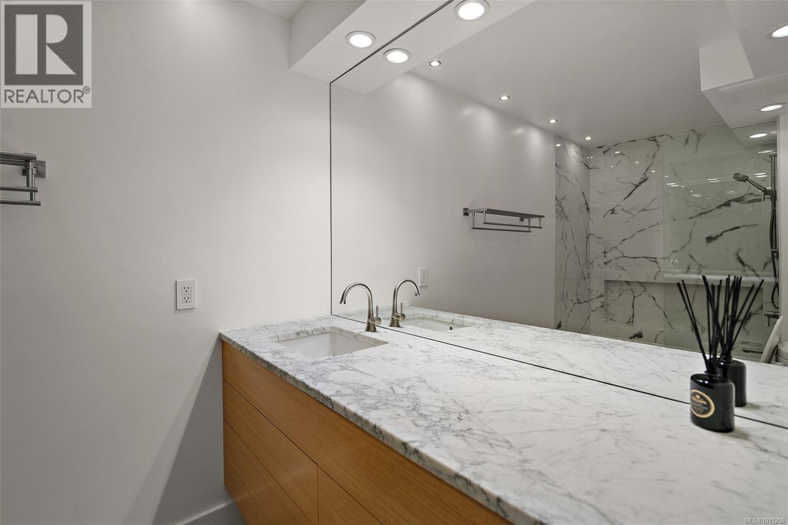 109 1370 Beach Drive, Oak Bay